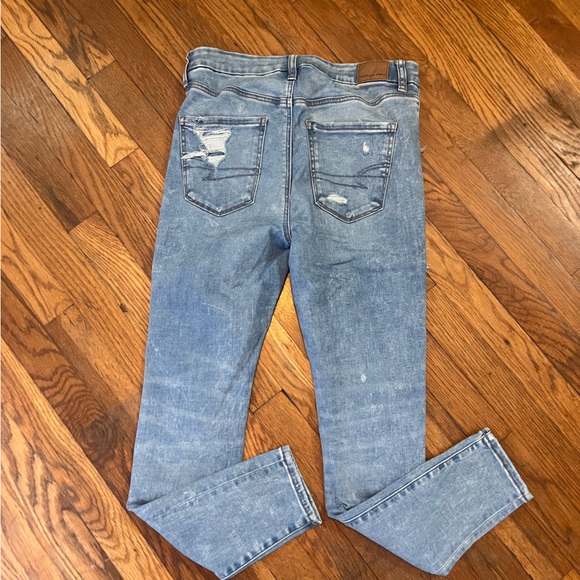 American Eagle Super High Rise Distressed Light Blue Women's Jeans 8 - Picture 2 of 5